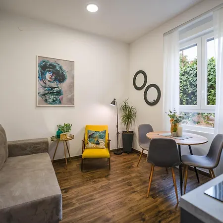 Colosseum Garden Apartment *