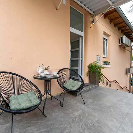 Colosseum Garden Apartment *
